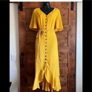 Beautiful Spring/Summer yellow polka dot maxi semi mermaid hem dress!•L